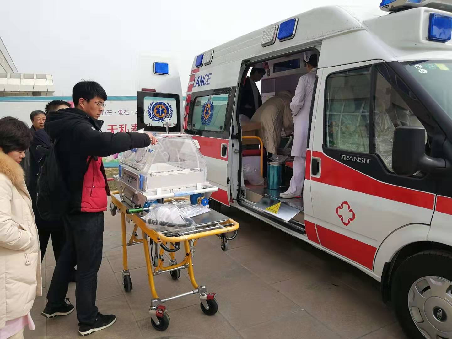 和布克赛尔救护车转院